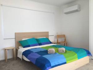 Un pat sau paturi într-o cameră la Airy Home - 3 Bedrooms & Office