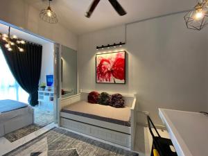 1 dormitorio con 1 cama y una pintura en la pared en Triple D @ Troika Residence, en Kota Bharu
