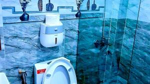 岘港Sena home 3#1-Near Danang Dragon Bridge-Han River的一间带马桶和墙上花瓶的浴室 更多39张照片