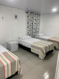 2 camas en una habitación con 2 camas sidx sidx sidx en San Andres Living House en San Andrés