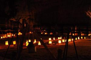 un grupo de velas en un campo por la noche en Wadi Rum Dream Camp, en Wadi Rum