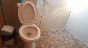 een badkamer met toilet met deksel bij บ้านสวนยายชุ่ม/bannsuanyaychum in Lampang