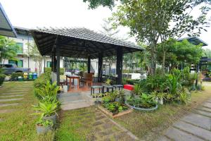 Κήπος έξω από το ชิดชายชล รีสอร์ท น่าน