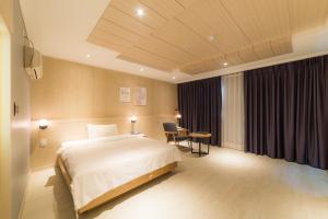 Postel nebo postele na pokoji v ubytování Reborn Suwon Silkroad Hotel