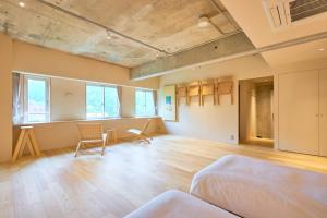 TAKAONE ACTIVITY＆STAY客房内的一张或多张床位