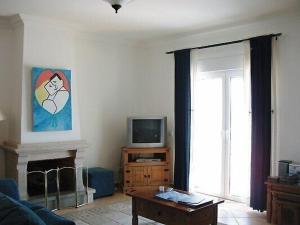 ein Wohnzimmer mit einem Kamin und einem TV in der Unterkunft Villa Castelos, Quelfes, Eastern Algarve private pool in Olhão