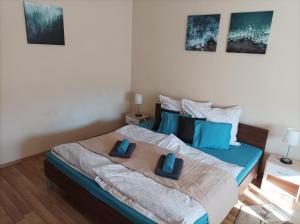 um quarto com uma cama com duas toalhas em Zöld Apartman em Miskolc