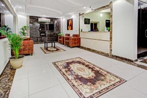 ein Wohnzimmer mit Sofas und einem Teppich in der Unterkunft أويو 590 ديالا للوحدات السكنية in Chamis Muschait
