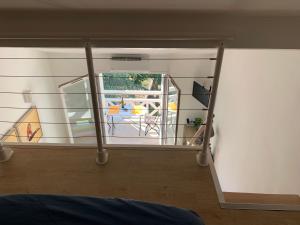 - Vistas a una habitación con ventana en un barco en studio mezzanine vue mer terrasse et parking en Sète