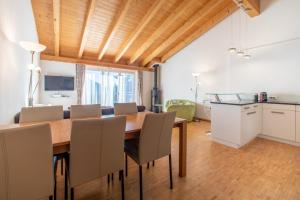 弗利姆斯的住宿－Casa Miraval，厨房以及带木桌和椅子的用餐室。