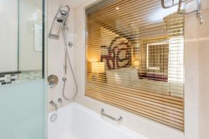 حمام في Radisson Blu Hotel, Doha