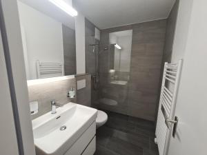 Ein Badezimmer in der Unterkunft Alpen-Fewo, Residenza Quadra 227