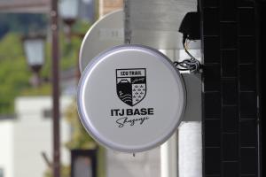Un certificat, premiu, logo sau alt document afișat la ITJ Base Shuzenji