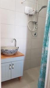 La salle de bains est pourvue d'un lavabo et d'une douche. dans l'établissement חאן בכפר במשק בלה מאיה - האוהל, à Nevatim