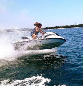una persona que viaja en una lancha rápida en el agua en Vila Sol - Self Catering, en Vila Praia Do Bilene