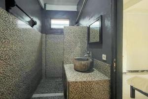 uma casa de banho com um lavatório e um chuveiro em 711 Gili Trawangan Mitra RedDoorz em Gili Meno