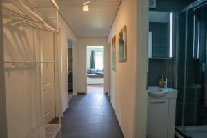 um corredor de uma casa de banho com um lavatório e um WC em AAA Chalet Allegra RoJo with Mountain view em Scuol