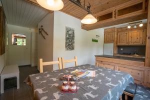 A cozinha ou kitchenette de AAA Chalet Allegra RoJo with Mountain view