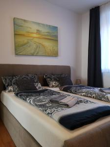ハーフェルベルクにあるHavelberg Ferien Apartments HCRの壁に絵が飾られた寝室のベッド