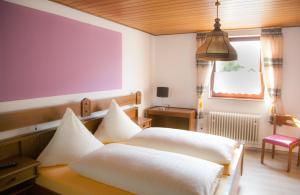 a bedroom with two white beds and a window at Herzog's Ulsterbrücke in Tann