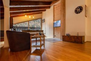 uma sala de jantar com uma mesa e uma grande janela em Résidence Androsace 53 - Happy Rentals em Chamonix-Mont-Blanc