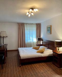 a bedroom with a bed and a ceiling fan at Pension Casa Iurca in Sighetu Marmaţiei