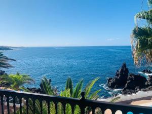 balkon z widokiem na ocean w obiekcie 3 bedroom ocean shore apartment w mieście Puerto de Santiago
