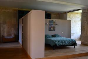 En eller flere senge i et værelse på Un château en Bourgogne