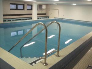 a large swimming pool with a ramp in it at 3-Zi Atelierdachwohnung mit Bergblick Seenähe und 2 Loggia in Bernau am Chiemsee