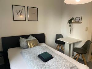 Schlafzimmer mit einem Bett und einem Tisch mit Stühlen in der Unterkunft Gäste-Liesel Göttingen in Göttingen