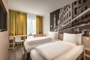 Postel nebo postele na pokoji v ubytování Super 8 by Wyndham Augsburg + 37 fotografií