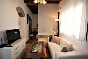Telewizja i/lub zestaw kina domowego w obiekcie La Guarida de Vejer Casa Rural