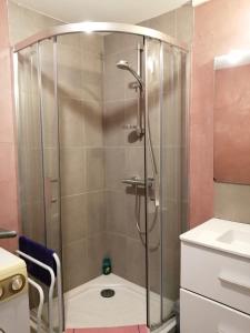 Ванна кімната в Chez Luciana- Appartement en chalet de montagne