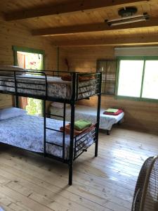 MontblanquetにあるMARILLUNA aixoplucruralのキャビン内の二段ベッド2台が備わる客室です。