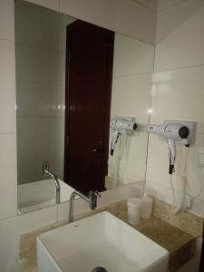 La salle de bains est pourvue d'un lavabo et d'un miroir. dans l'établissement Casas Bérgamo, à Morro de São Paulo