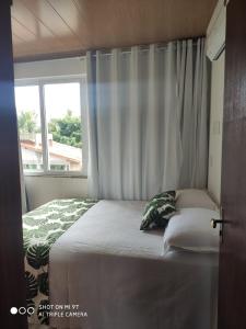 モロ・デ・サンパウロにあるCasas Bérgamoの窓付きのドミトリールームのベッド1台分です。