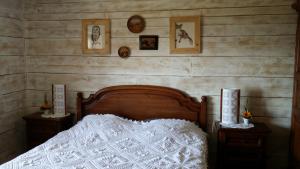 a bedroom with a bed with two night stands and two lamps at MAISON LUPINS 8 PERSONNES in Geishouse