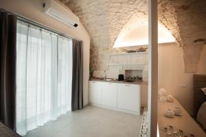 Kuchyň nebo kuchyňský kout v ubytování PIRANO Suite e Spa