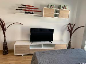 En tv och/eller ett underhållningssystem på Apartamento Porta da Vila
