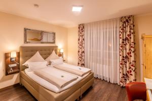 Un pat sau paturi într-o cameră la Burgdorfs Hotel & Restaurant