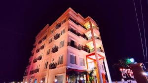 un edificio alto con luces encendidas por la noche en Sshubh Hotel Nathdwara, en Nathdwara