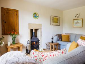 Χώρος καθιστικού στο Honeysuckle Cottage