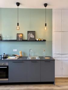 cocina con fregadero y encimera en Galilei Apartment en Merano