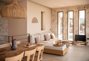 法勒薩納的住宿－Villa Melissa，客厅配有沙发和桌子