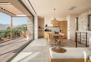 cocina y sala de estar con vistas a las montañas en Villa Melissa en Falasarna