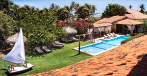 an aerial view of a house with a swimming pool at Pousada & Food 3 Abelhas in Cumbuco