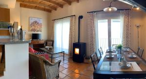 sala de estar con mesa y estufa de leña en Vista Nevada Ski Lodge en Sierra Nevada