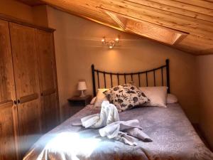 a bedroom with a bed with towels on it at Vista Nevada Ski Lodge in Sierra Nevada