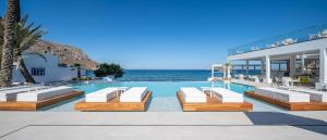 Бассейн в Kantouni Beach Boutique Hotel или поблизости