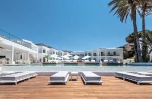 Бассейн в Kantouni Beach Boutique Hotel или поблизости